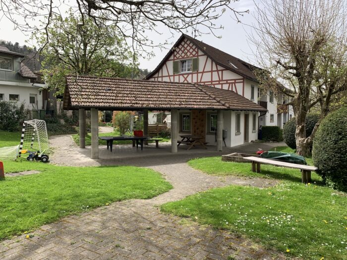 Teilansicht Quartier-Spielplatz "Oberdörfli" mit Nebengebäude Spielhalle